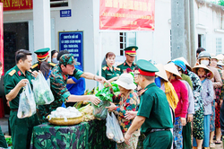 Trung đoàn Minh Đạm tổ chức chương trình 'Rau sạch 0 đồng - Nghĩa tình quân dân'