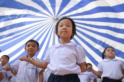 Miễn học phí, phụ phí bủa vây: Mùa tựu trường vẫn lắm âu lo