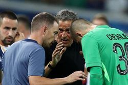 HLV PSG khen ngợi nức nở thủ môn mới để chọc tức Donnarumma