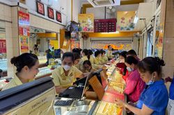 Giá vàng hôm nay 14/8: Giá vàng trong nước và thế giới tăng cao chót vót, càng tăng càng lỗ