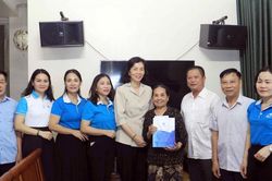 Trung ương Hội LHPN Việt Nam thăm, tặng quà đảng viên cao tuổi và trẻ em có hoàn cảnh khó khăn tại Nghệ An