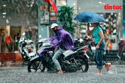 Hà Nội: Phố Vọng ngập úng cục bộ sau trận mưa lớn