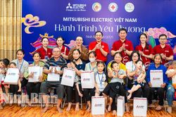 Chương trình 'Hành trình yêu thương' trao tặng quà cho trẻ em bại não