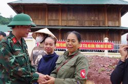 'Đi dân nhớ, ở dân thương': Người dân Mỹ Lý bịn rịn tiễn chân bộ đội hơn 2 tuần kề vai sát cánh khắc phục hậu quả lũ lụt