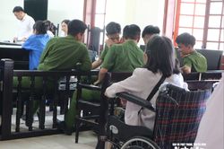 Mẹ già ngồi xe lăn, lần thứ ba nhìn con gái ra tòa vì ma túy
