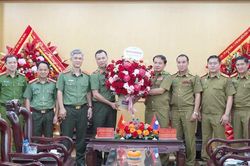 Công an tỉnh Hủa Phăn thăm, chúc mừng cán bộ, chiến sĩ Công an tỉnh Thanh Hóa nhân kỷ niệm 80 năm Ngày truyền thống CAND Việt Nam