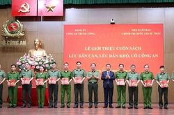 Lấy những tấm gương trong cuốn sách 'Lúc dân cần, lúc dân khó, có Công an' làm động lực rèn luyện