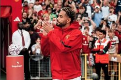 Cunha 'lấy áo, lấy nhà' của Ibrahimovic