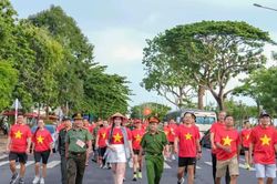 Hàng nghìn người dân tại Cần Thơ, Vĩnh Long đồng loạt đi bộ 'Cùng Việt Nam tiến bước'
