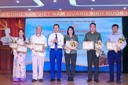 'Ngọn đèn trong đêm rất khuya âm thầm cháy…'