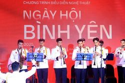 Chương trình nghệ thuật 'Ngày hội bình yên' bên Hồ Hoàn Kiếm