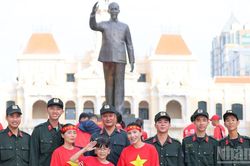Người dân Thành phố Hồ Chí Minh hào hứng tham dự sự kiện '1 tỷ bước chân vào kỷ nguyên mới'