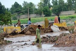 Thảm họa lũ quét tại Ấn Độ và Pakistan: Hơn 300 người thiệt mạng, hàng trăm người mất tích