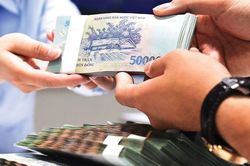 'Mượn nợ khó, trả nợ càng khó': Doanh nghiệp và ngân hàng cùng mắc kẹt