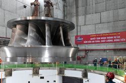 Lắp đặt thành công bánh xe công tác tổ máy số 2 Nhà máy thủy điện Hòa Bình mở rộng