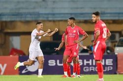 Tiền đạo Brazil gây ấn tượng với bàn thắng đầu tiên tại V.League 2025-2026; Liverpool thắng kịch tính trận khai màn Ngoại hạng Anh