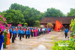 Tỉnh đoàn Nghệ An tổ chức Lễ chào cờ 'Tôi yêu Tổ quốc tôi' tại Khu Di tích Kim Liên