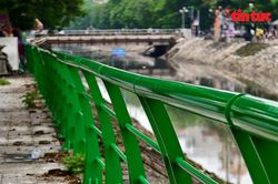 Hà Nội thay thế lan can rỉ sét bên bờ sông Kim Ngưu