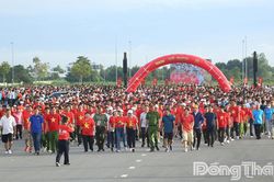 Hơn 3.600 người tham gia sự kiện 'Cùng Việt Nam tiến bước' tại Đồng Tháp