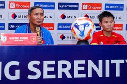 HLV Mai Đức Chung dốc sức cùng đội tuyển Việt Nam giành huy chương đồng AFF Cup