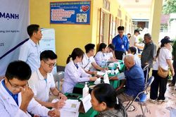 Khám, phát thuốc miễn phí người dân vùng lũ Nghệ An