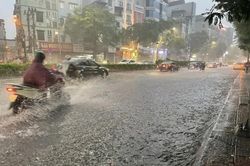 Cảnh báo mưa dông, lốc sét ở nội thành Hà Nội