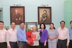 Lãnh đạo Thành phố Hà Nội thăm, tặng quà cán bộ lão thành cách mạng