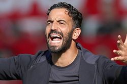 HLV Amorim nói thẳng về tình huống gây tranh cãi, khẳng định MU chơi tốt hơn Arsenal