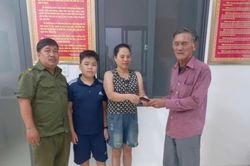 Nhặt được của rơi, cháu bé đem đến Công an xã giao nộp