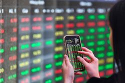 VN-Index tăng trở lại, cổ phiếu ngân hàng hỗ trợ thị trường