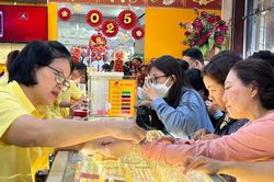 Giá vàng chiều nay 18/8: Giá vàng trong nước và thế giới tăng lên đỉnh mới, nới rộng khoảng cách lên 18 triệu