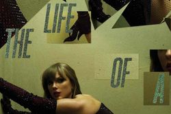 Taylor Swift đánh úp fan giữa đêm khuya: 'Cháy hàng' trong chưa đầy 1 giờ