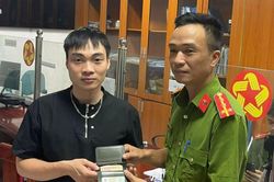 Công an phường Ngọc Hà trả lại ví cho người đánh rơi