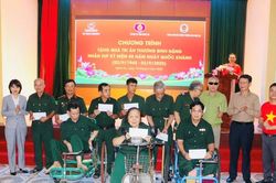 Quỹ Thiện Tâm - Tập đoàn Vingroup trao 40 suất quà động viên các thương binh nặng tại Nghệ An