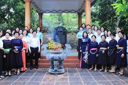 TƯ Hội LHPN Việt Nam về nguồn tại Tuyên Quang và tặng quà trẻ em có hoàn cảnh khó khăn