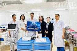 Công ty Cổ phần Đầu tư VCN trao tặng thiết bị y tế cho Bệnh viện Đa khoa Khánh Hòa