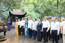 Dâng hương, hoa tưởng niệm Chủ tịch Hồ Chí Minh và phát động trồng cây tại Khu Di tích lịch sử Đền Hùng
