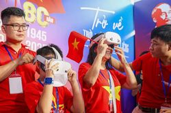 Đông đảo người dân trải nghiệm thực tế công nghệ VR 'Trở về thời khắc thiêng liêng'