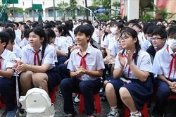 TPHCM: Lấy ý kiến phụ huynh về việc cấm học sinh dùng điện thoại trong trường học