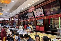 Giá vàng hôm nay 20/8: Giá vàng lập đỉnh, người dân xếp hàng chờ mua