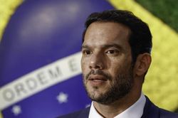 LĐBĐ Brazil bỏ áo đấu màu đỏ sau làn sóng phản đối chính trị