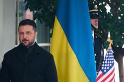 Nhà thiết kế đằng sau bộ âu phục mang thông điệp ngoại giao của Tổng thống Ukraine