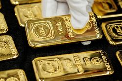 Vàng giảm giá vì đồng USD giữ đà tăng, SPDR Gold Trust bán ròng