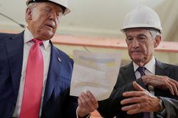 Tổng thống Trump đổ lỗi Chủ tịch Fed cản trở thị trường bất động sản