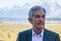 Áp lực bủa vây ông Powell