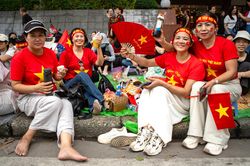 Người dân háo hức chờ trước 10 tiếng để xem hợp luyện diễu binh