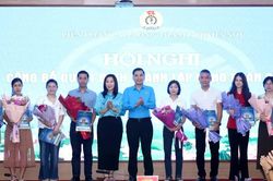 Liên đoàn Lao động thành phố Hà Nội trao Quyết định thành lập 31 Công đoàn cơ sở