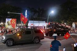 Người dân Thủ đô chào đón các khối tổng hợp luyện diễu binh, diễu hành lần thứ nhất