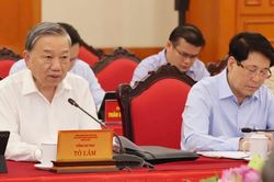 Bộ Chính trị làm việc với Ban Thường vụ Thành ủy TP Hà Nội và Thành ủy TPHCM