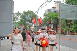 Hàng nghìn người dân đổ về Quảng trường Ba Đình đón xem buổi hợp luyện đầu tiên